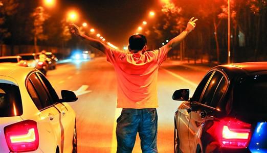 2013年8月25日凌晨,北京,在東壩大街路口進(jìn)行的一場(chǎng)飆車。 2013年8月25日凌晨,北京,在東壩大街路口進(jìn)行的一場(chǎng)飆車。