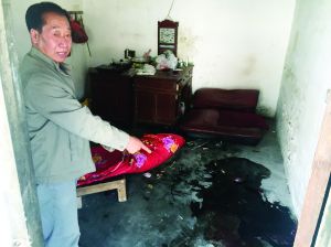 宋三父親告訴記者,兒子就是在這間屋里意外死亡的 宋三父親告訴記者,兒子就是在這間屋里意外死亡的