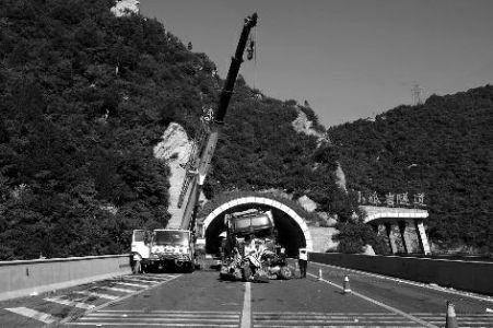 陜西十多輛車(chē)追尾致一死多傷 司機(jī)曾揮手示警