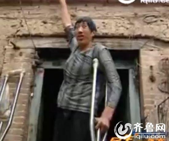 山東菏澤現第一“巨人” 比姚明高9公分(圖) 山東菏澤現第一“巨人” 比姚明高9公分(圖)