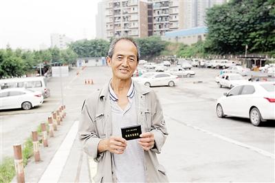 69歲老人學車半年拿駕照 距離報名年限只差1年 69歲老人學車半年拿駕照 距離報名年限只差1年