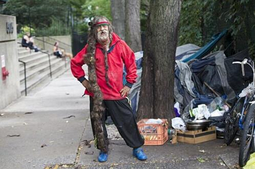 紐約“犀利哥”13年不洗頭長發及腳成新街景 紐約“犀利哥”13年不洗頭長發及腳成新街景
