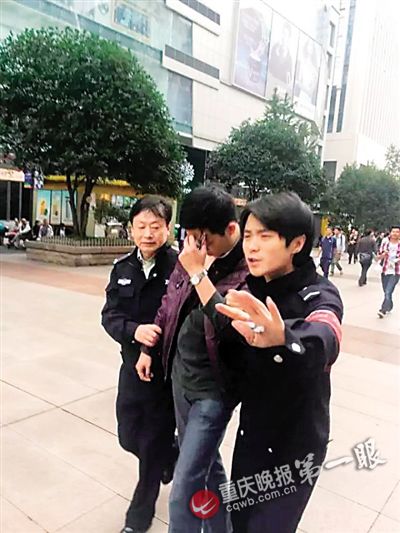 民警將偷拍者帶至派出所詢問 民警將偷拍者帶至派出所詢問