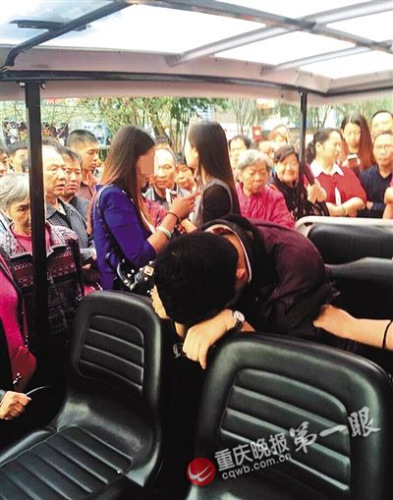 偷拍男子(前)照片來源于網絡,請作者與重慶晚報聯系 偷拍男子(前)照片來源于網絡,請作者與重慶晚報聯系