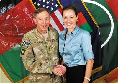 北約公布的一張彼得雷烏斯和布羅德韋爾握手的照片。 北約公布的一張彼得雷烏斯和布羅德韋爾握手的照片。