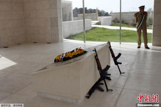 當(dāng)?shù)貢r(shí)間11月11日,約旦河西岸城市拉姆安拉,巴勒斯坦舉行儀式紀(jì)念阿拉法特逝世8周年。 當(dāng)?shù)貢r(shí)間11月11日,約旦河西岸城市拉姆安拉,巴勒斯坦舉行儀式紀(jì)念阿拉法特逝世8周年。