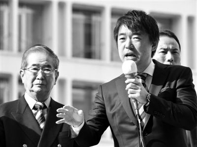 29日,日本著名極右翼分子石原慎太郎(左)和新生代右翼政客橋下徹在東京街頭演講拉票。 29日,日本著名極右翼分子石原慎太郎(左)和新生代右翼政客橋下徹在東京街頭演講拉票。