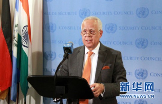 12月12日,在美國紐約聯(lián)合國總部,安理會本月輪值主席、摩洛哥常駐聯(lián)合國代表盧利什基向媒體宣讀聲明。聯(lián)合國安理會12日發(fā)表媒體聲明,對朝鮮發(fā)射衛(wèi)星的行為表示譴責。 新華社記者林瓊攝 12月12日,在美國紐約聯(lián)合國總部,安理會本月輪值主席、摩洛哥常駐聯(lián)合國代表盧利什基向媒體宣讀聲明。聯(lián)合國安理會12日發(fā)表媒體聲明,對朝鮮發(fā)射衛(wèi)星的行為表示譴責。 新華社記者林瓊攝