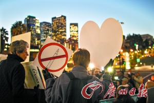 14日,在美國首都華盛頓白宮外,民眾舉行燭光集會,悼念當日康涅狄格州桑迪胡克小學槍擊案遇難者,呼吁 14日,在美國首都華盛頓白宮外,民眾舉行燭光集會,悼念當日康涅狄格州桑迪胡克小學槍擊案遇難者,呼吁