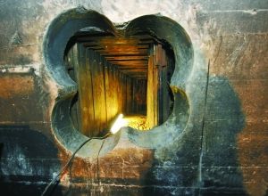 隧道頂端及四周用板材固定。 人民網(wǎng)照片 隧道頂端及四周用板材固定。 人民網(wǎng)照片