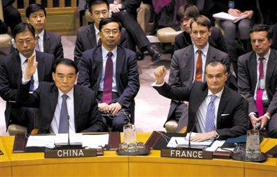 1月22日,紐約,中國常駐聯(lián)合國代表李保東舉手贊成通過對朝鮮制裁決議。 1月22日,紐約,中國常駐聯(lián)合國代表李保東舉手贊成通過對朝鮮制裁決議。