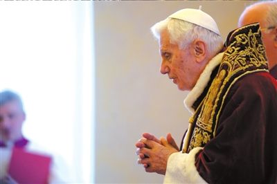 ?11日，本篤十六世出席主教會(huì)議，宣布將于本月28日退位。圖/CFP