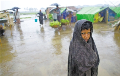 5月14日,緬甸若開(kāi)邦實(shí)兌難民營(yíng),羅興亞族難民在雨中行走。熱帶風(fēng)暴“馬哈森”即將登陸緬甸,這里的難民開(kāi)始乘船撤離。 5月14日,緬甸若開(kāi)邦實(shí)兌難民營(yíng),羅興亞族難民在雨中行走。熱帶風(fēng)暴“馬哈森”即將登陸緬甸,這里的難民開(kāi)始乘船撤離。