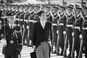 安倍外公為二戰(zhàn)甲級(jí)戰(zhàn)犯 其家族推進(jìn)修憲半個(gè)多世紀(jì) 安倍外公為二戰(zhàn)甲級(jí)戰(zhàn)犯 其家族推進(jìn)修憲半個(gè)多世紀(jì)