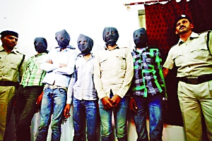 印度一個特別法庭20日宣布,判處卷入瑞士女游客遭輪奸案的6名男子終身監禁。檢方對判決結果感到滿意,但表示不排除被告上訴可能。 印度一個特別法庭20日宣布,判處卷入瑞士女游客遭輪奸案的6名男子終身監禁。檢方對判決結果感到滿意,但表示不排除被告上訴可能。