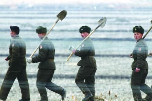 朝軍士兵前往田地支援地方建設。 朝軍士兵前往田地支援地方建設。