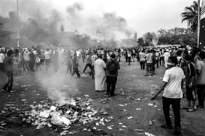 7月27日,在埃及首都開羅,穆爾西支持者同防暴警察發生沖突。新華社發 7月27日,在埃及首都開羅,穆爾西支持者同防暴警察發生沖突。新華社發