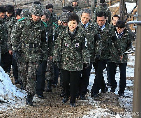樸槿惠就任后首視察部隊(duì)稱堅(jiān)決應(yīng)對朝“挑釁” 樸槿惠就任后首視察部隊(duì)稱堅(jiān)決應(yīng)對朝“挑釁”