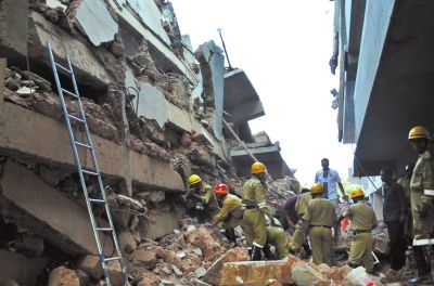 4日,印度卡納科納,救援人員正在搜尋被掩埋的幸存者和遇難者遺體。圖/東方IC 4日,印度卡納科納,救援人員正在搜尋被掩埋的幸存者和遇難者遺體。圖/東方IC