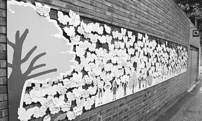 參觀者們?cè)趹?zhàn)爭與女性人權(quán)博物館的留言墻上貼滿了留言 參觀者們?cè)趹?zhàn)爭與女性人權(quán)博物館的留言墻上貼滿了留言