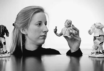 在英國倫敦,拍賣行員工展示邁森瓷器。 在英國倫敦,拍賣行員工展示邁森瓷器。