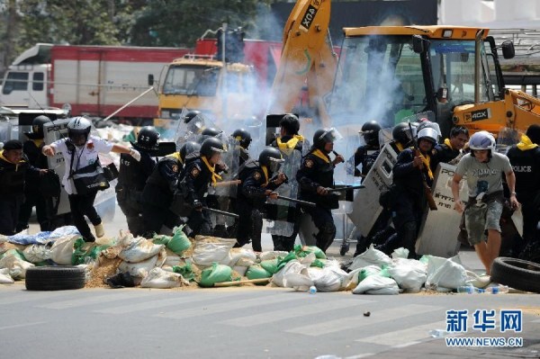 當地時間2月18日,泰國曼谷警方與示威者發生沖突。 當地時間2月18日,泰國曼谷警方與示威者發生沖突。
