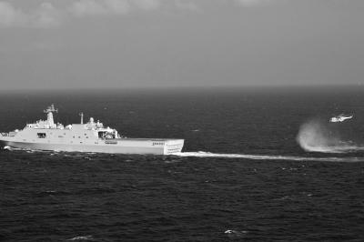 11日,抵達馬航飛機失聯海區的海軍井岡山艦與艦載直升機協同展開立體搜救行動。新華社發 11日,抵達馬航飛機失聯海區的海軍井岡山艦與艦載直升機協同展開立體搜救行動。新華社發