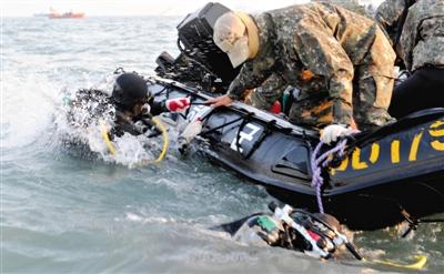 韓國拒捕11名歲月號船員 遇難者遺體多手指骨折 韓國拒捕11名歲月號船員 遇難者遺體多手指骨折