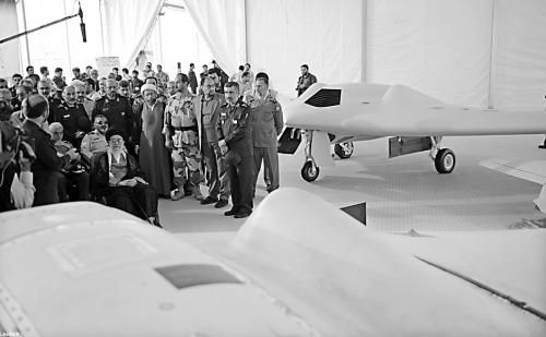 哈梅內(nèi)伊(中)11日參觀伊朗版RQ-170無人機(jī)。 哈梅內(nèi)伊(中)11日參觀伊朗版RQ-170無人機(jī)。