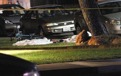 5月23日在美國加州大學圣巴巴拉分校附近的槍擊現場拍攝的死者遺體。 5月23日在美國加州大學圣巴巴拉分校附近的槍擊現場拍攝的死者遺體。