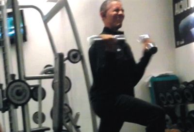 奧巴馬舉啞鈴時“不注意形象的表情”。 奧巴馬舉啞鈴時“不注意形象的表情”。