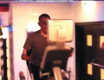 酒店健身中心,橢圓機(jī)上鍛煉的奧巴馬。 酒店健身中心,橢圓機(jī)上鍛煉的奧巴馬。