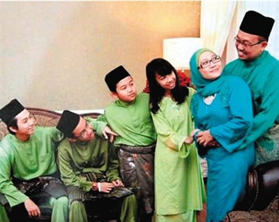 多名馬航MH17乘客生前影像盤點(diǎn)(組圖) 多名馬航MH17乘客生前影像盤點(diǎn)(組圖)