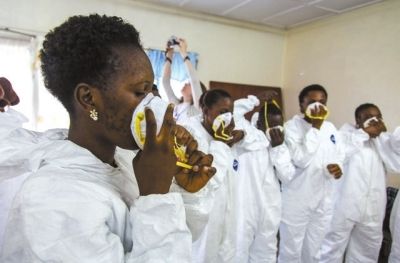 9月18日，塞拉利昂護士接受使用埃博拉防護裝備培訓。新華社發