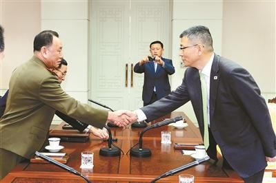 10月15日,韓國國防部國防政策室室長柳濟(jì)升和朝鮮人民武裝力量部偵查總局局長金英哲分別率團(tuán)出席板門店 10月15日,韓國國防部國防政策室室長柳濟(jì)升和朝鮮人民武裝力量部偵查總局局長金英哲分別率團(tuán)出席板門店