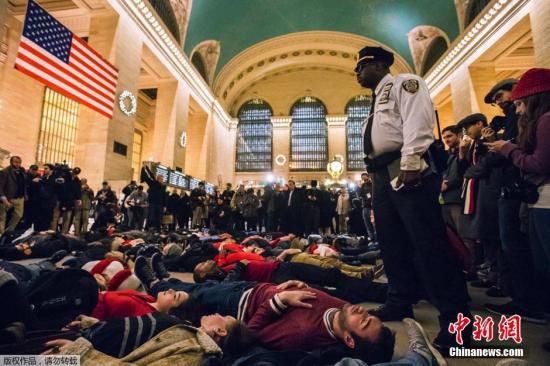 美國多地爆發(fā)抗議活動(dòng) 為非裔小販尋公平正義 美國多地爆發(fā)抗議活動(dòng) 為非裔小販尋公平正義