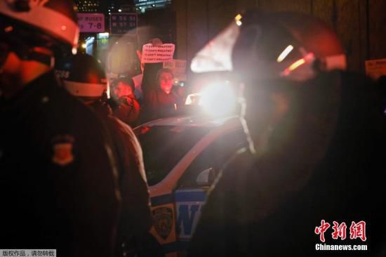 美國多地爆發(fā)抗議活動(dòng) 為非裔小販尋公平正義 美國多地爆發(fā)抗議活動(dòng) 為非裔小販尋公平正義