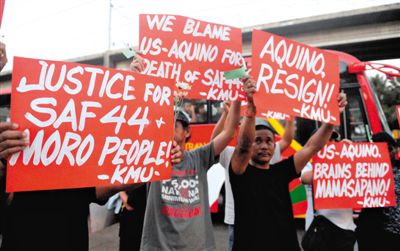 2月3日,菲律賓馬尼拉,民眾舉行示威游行悼念遇難的44名特警,并要求總統(tǒng)阿基諾下臺(tái),對(duì)此次反恐行動(dòng)失敗負(fù)責(zé)。 2月3日,菲律賓馬尼拉,民眾舉行示威游行悼念遇難的44名特警,并要求總統(tǒng)阿基諾下臺(tái),對(duì)此次反恐行動(dòng)失敗負(fù)責(zé)。