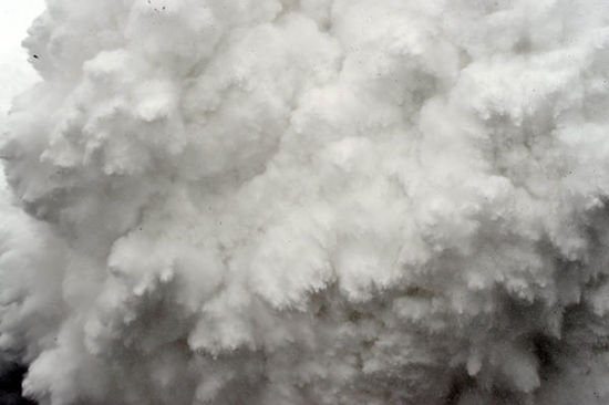 地震引發的雪崩來臨瞬間 地震引發的雪崩來臨瞬間