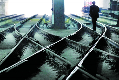 ▲鄭州地鐵1號線醫學院站，地下18米縱橫交錯的鐵軌伸向遠方。