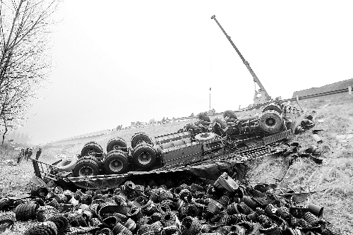 一輛貨車沖開護(hù)欄翻下高速,輪胎散落一旁 一輛貨車沖開護(hù)欄翻下高速,輪胎散落一旁