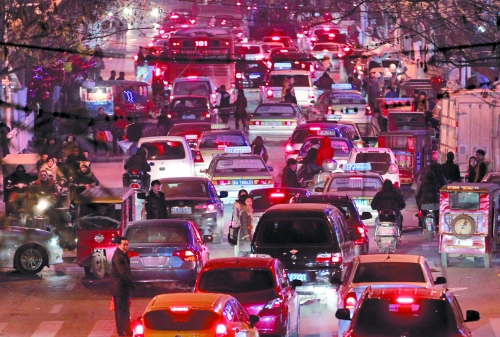 昨晚11點,二七廣場仍較擁堵。圖為東太康路在擁堵中。 昨晚11點,二七廣場仍較擁堵。圖為東太康路在擁堵中。