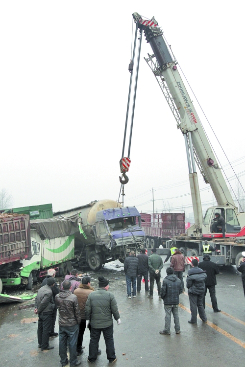 下坡濕滑 107國道新鄭盧家橋不下20輛車發生碰撞 下坡濕滑 107國道新鄭盧家橋不下20輛車發生碰撞