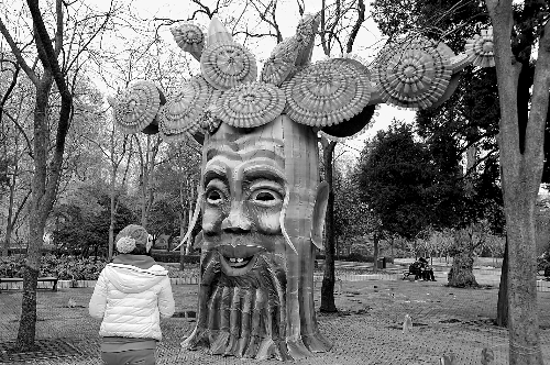 2月5日,游人在鄭州市人民公園內欣賞一個由廢舊塑料瓶做裝飾的造型花燈。記者 王 錚 攝 2月5日,游人在鄭州市人民公園內欣賞一個由廢舊塑料瓶做裝飾的造型花燈。記者 王 錚 攝