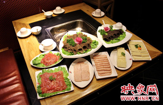 巴奴毛肚火鍋主打的就是半份的菜品。例如這個巴奴毛肚,整份的是42元,而半份只要21元,既便宜又實(shí)惠。 巴奴毛肚火鍋主打的就是半份的菜品。例如這個巴奴毛肚,整份的是42元,而半份只要21元,既便宜又實(shí)惠。