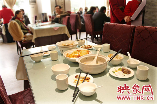 3月22日,阿五美食英協(xié)路店幾位顧客用完餐后,盤子里的食物所剩無幾。 3月22日,阿五美食英協(xié)路店幾位顧客用完餐后,盤子里的食物所剩無幾。