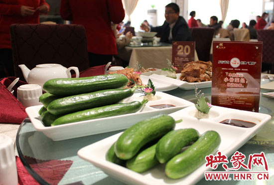 3月22日,阿五美食英協(xié)路店的服務(wù)員為我們展示大份菜品和小份菜品 3月22日,阿五美食英協(xié)路店的服務(wù)員為我們展示大份菜品和小份菜品