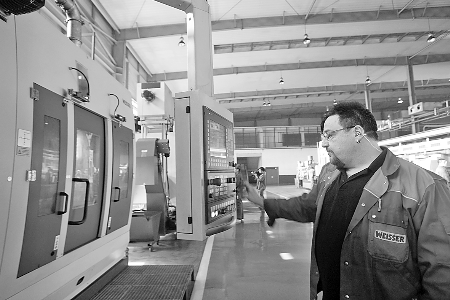 ▲5月7日,來自德國的專家正在中原內(nèi)配股份有限公司的生產(chǎn)線上調(diào)試設(shè)備。 ▲5月7日,來自德國的專家正在中原內(nèi)配股份有限公司的生產(chǎn)線上調(diào)試設(shè)備。