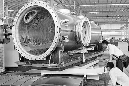 ▲5月6日,河南飛宇實業(yè)有限公司的技術(shù)人員正在調(diào)試設(shè)備,準備試生產(chǎn)。 ▲5月6日,河南飛宇實業(yè)有限公司的技術(shù)人員正在調(diào)試設(shè)備,準備試生產(chǎn)。