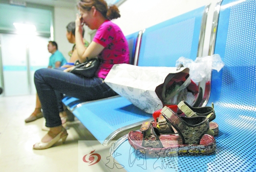 7歲男孩去廁所被“精神病”大男孩捅十多刀,孩子父母和孩子姥姥在手術(shù)室前痛哭。孩子的涼鞋上全是血跡。 7歲男孩去廁所被“精神病”大男孩捅十多刀,孩子父母和孩子姥姥在手術(shù)室前痛哭。孩子的涼鞋上全是血跡。